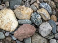 Bunt gefärbte Steine im Achenkies